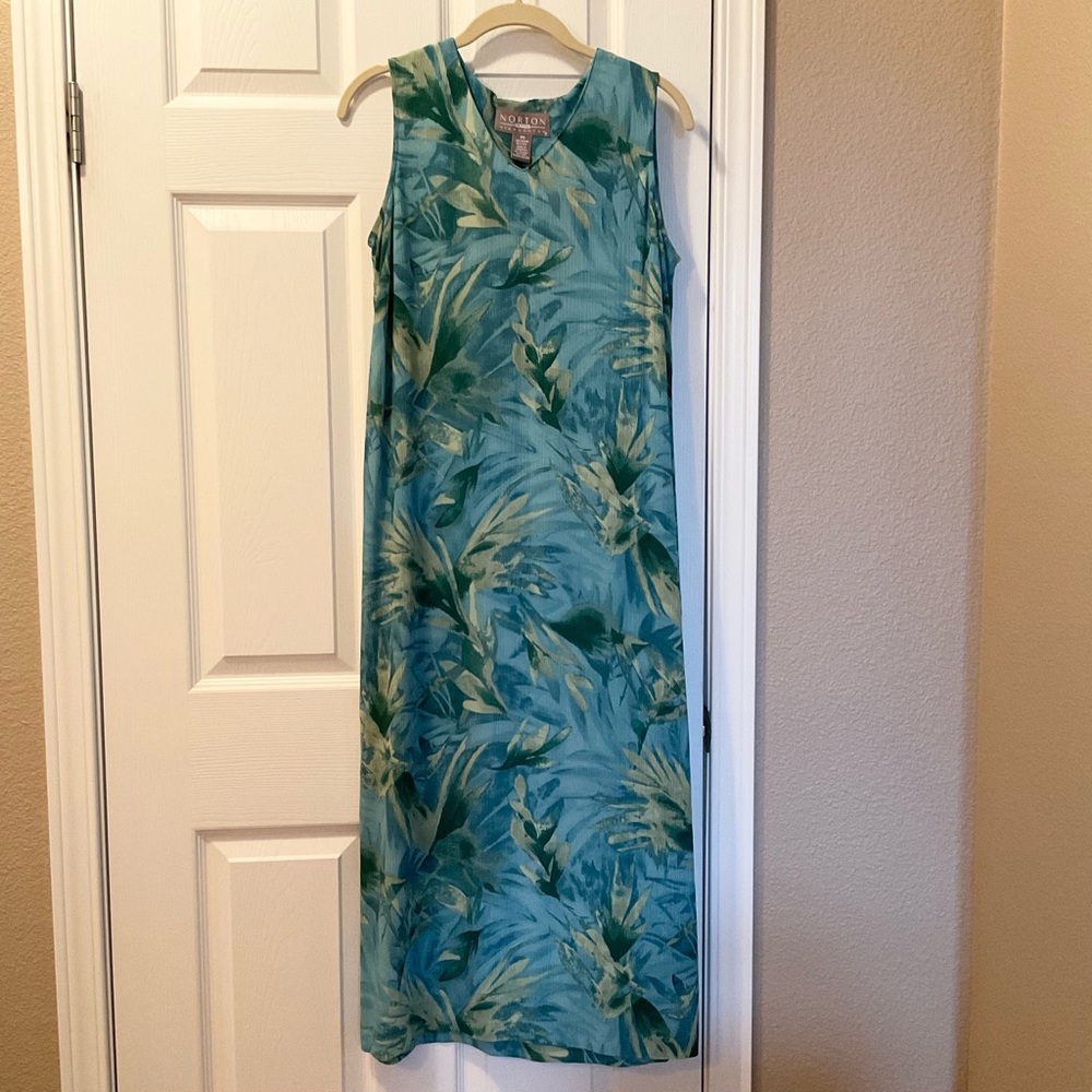 Petite NWOT Maxi Dress V-neck